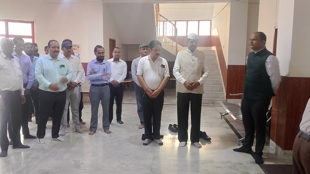 usncdo's tweet photo. यूआईआरडी पहुंचकर @usncdo  ने किया माल्यार्पण https://t.co/izJed3jyOT