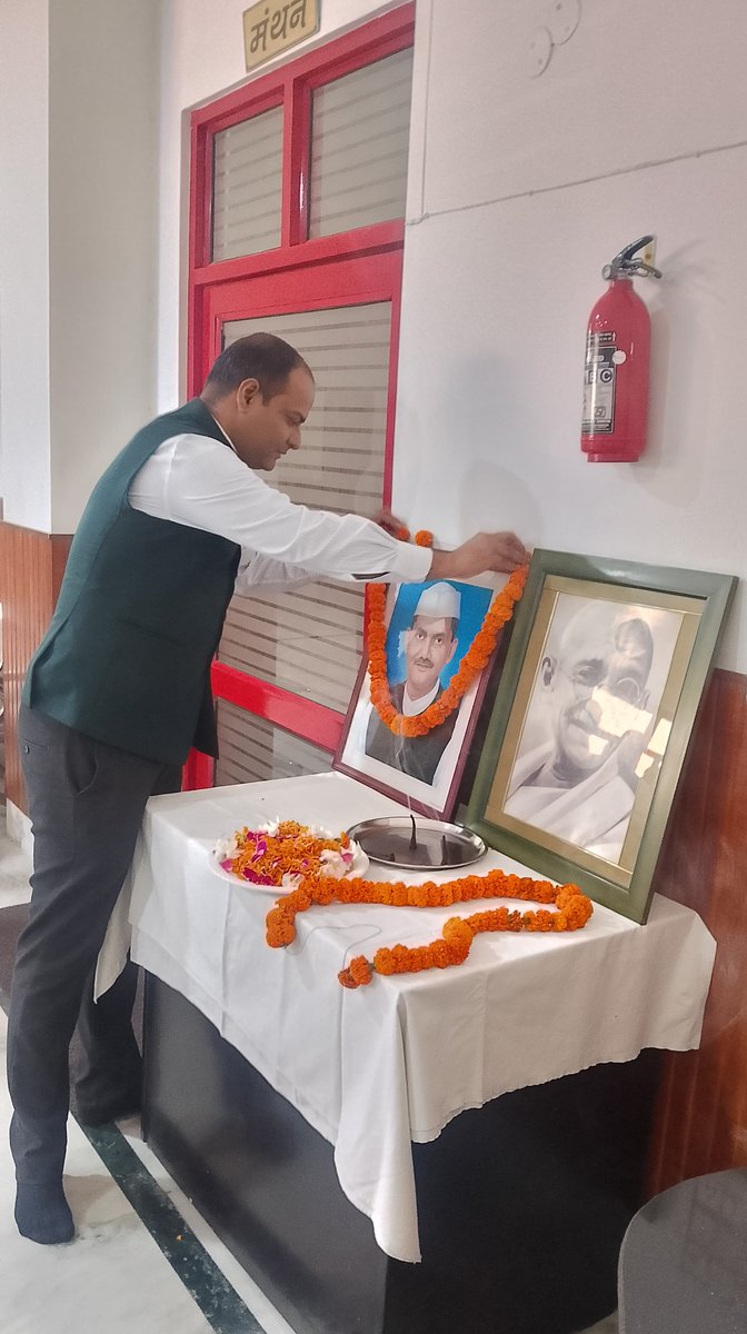 usncdo's tweet photo. यूआईआरडी पहुंचकर @usncdo  ने किया माल्यार्पण https://t.co/izJed3jyOT