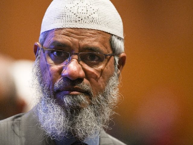NewsAlgebraIND's tweet photo. SHOCKING NEWS 🚨 Zakir Naik became angry in Pakistan after orphaned girls were referred to as his "daughters" in an event.

Radical Zakir Naik even refused to present awards to young orphaned girls.

He left the stage abruptly after announcer referred to the girls as "daughters". 

Zakir Naik said it was inappropriate for the announcer to refer to the girls as his "daughters"