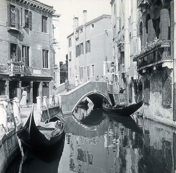 Galanteria dell’aqua

Rio de la Maddalena. Venezia 1920

© Mary Evans Picture Library