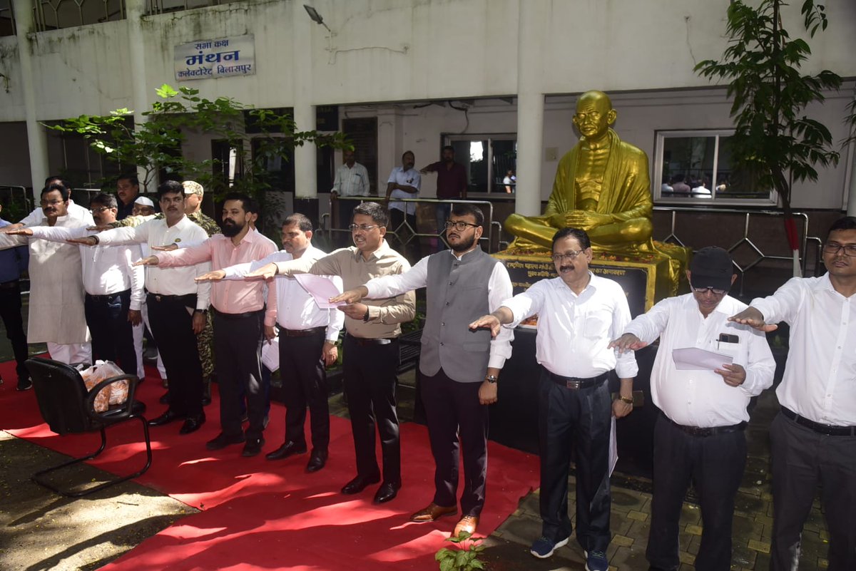 #SHS2024 #SwachhataHiSeva2024 #SwabhaavSwachhata #SanskaarSwachhata
<a href="/crpaatil/">C R Paatil</a>
<a href="/vijaysharmacg/">Vijay sharma</a>
<a href="/vsomanna/">Somanna V</a>
<a href="/mahajan_vini/">Vini Mahajan</a>
<a href="/srijitendraias/">Jitendra Srivastava</a>
<a href="/PIB_India/">PIB India</a>
<a href="/MoPR/">Mobility PR</a>
<a href="/MoRD/">Tina Mord</a>
<a href="/MoHFW/">Dr. Himanshu Bansal</a>
@MoHUA
<a href="/SwachhBharatGov/">Swachh Bharat Urban</a>
<a href="/SBMChhattisgarh/">Rajya Swachh Bharat Mission (Grameen)Chhattisgarh</a>

SHS  2024 का समापन सफाई और शपथ के साथ