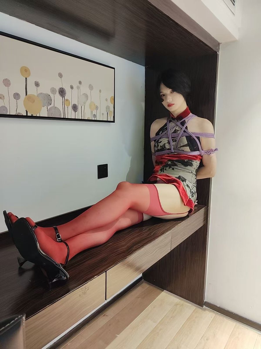 绳：<a href="/unicornj6/">迹</a> 
🐶:<a href="/Clemwntine_11/">Celementine</a>
有一说一，红色丝袜拍照确实很丑，像坤坤，黑丝和肉丝感觉比较色☹️