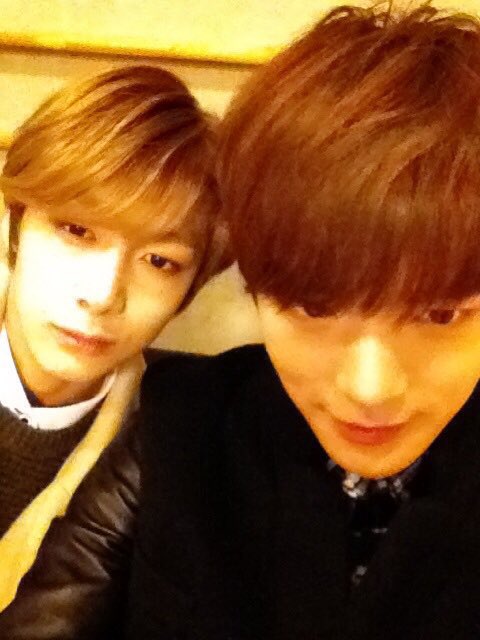 FROMHW2's tweet photo. 채형원 이민혁 ← 이제 10년지기도 훌쩍 넘은 가족인 거야 https://t.co/QbdhfqCFhU