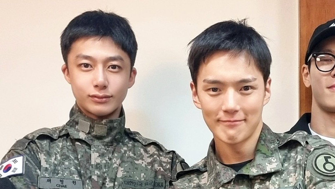 FROMHW2's tweet photo. 채형원 이민혁 ← 이제 10년지기도 훌쩍 넘은 가족인 거야 https://t.co/QbdhfqCFhU