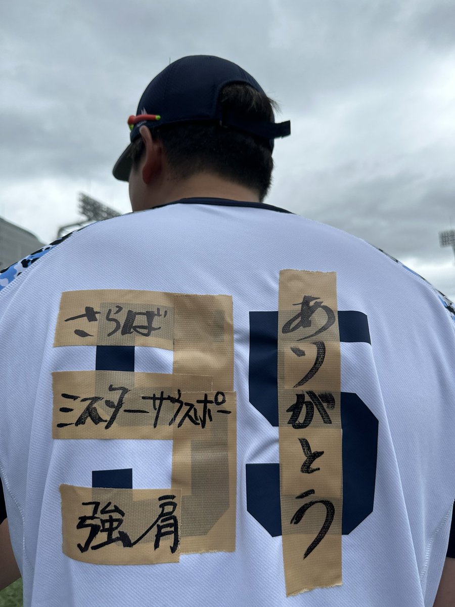 swallowspr's tweet photo. 練習前からコータロー愛が
#山崎晃大朗
#swallows https://t.co/E6FByoOgZl