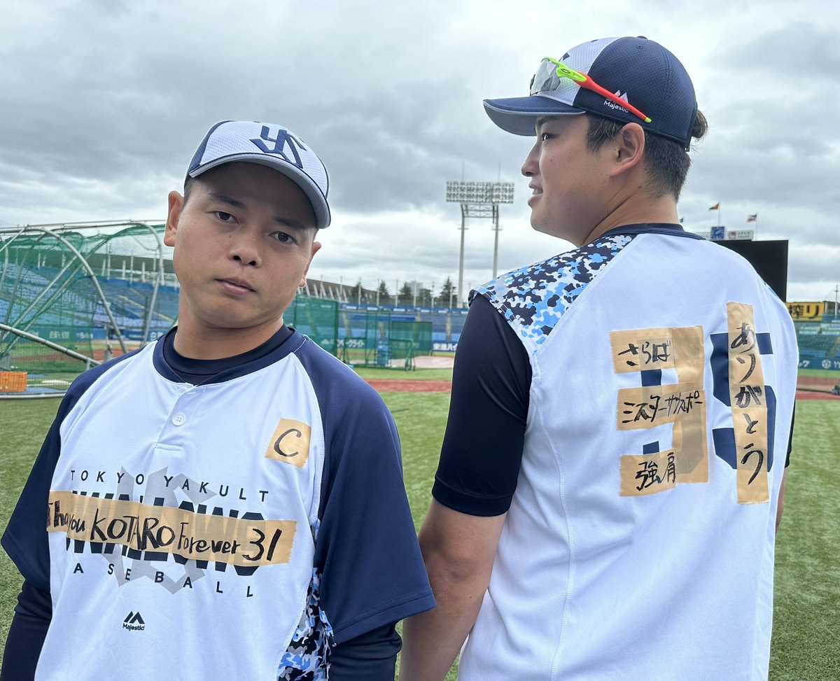 swallowspr's tweet photo. 練習前からコータロー愛が
#山崎晃大朗
#swallows https://t.co/E6FByoOgZl