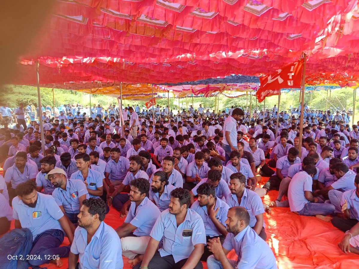 muthukumarCpim's tweet image. சாம்சங் தொழிலாளர்களின் வேலை நிறுத்தம் தொடர்வதற்கு அடிப்படை காரணம் சங்கம் சேரும் உரிமை கூட்டு பேர உரிமை சட்டத்தின் உரிமையை மதிக்க மாட்டேன் என்று சொல்லுகிற சாம்சங் நிறுவனம்
அதற்கு ஆதரவாக அரசின் நிலை இரு துருவங்களை எதிர்த்தே தொழிலாளர்கள் சட்டத்தின் உரிமைக்காக போராடுகிறார்கள்