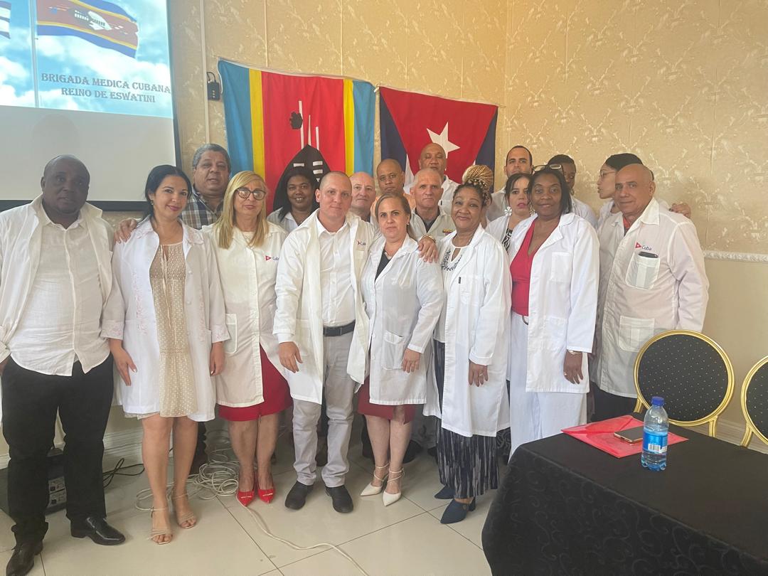 Desde la Brigada Mèdica en Eswatini enviamos nuestras felicitaciones por el 40 Aniversario de la UCCM 
"40 an̈os brindando amor y esperanzas al mundo"
@BMCEswatini
<a href="/cabrera_laza/">michael cabrera laza</a> <a href="/japortalmiranda/">José Angel Portal Miranda</a> 
#40AniversarioUCCM #CubaCoopera