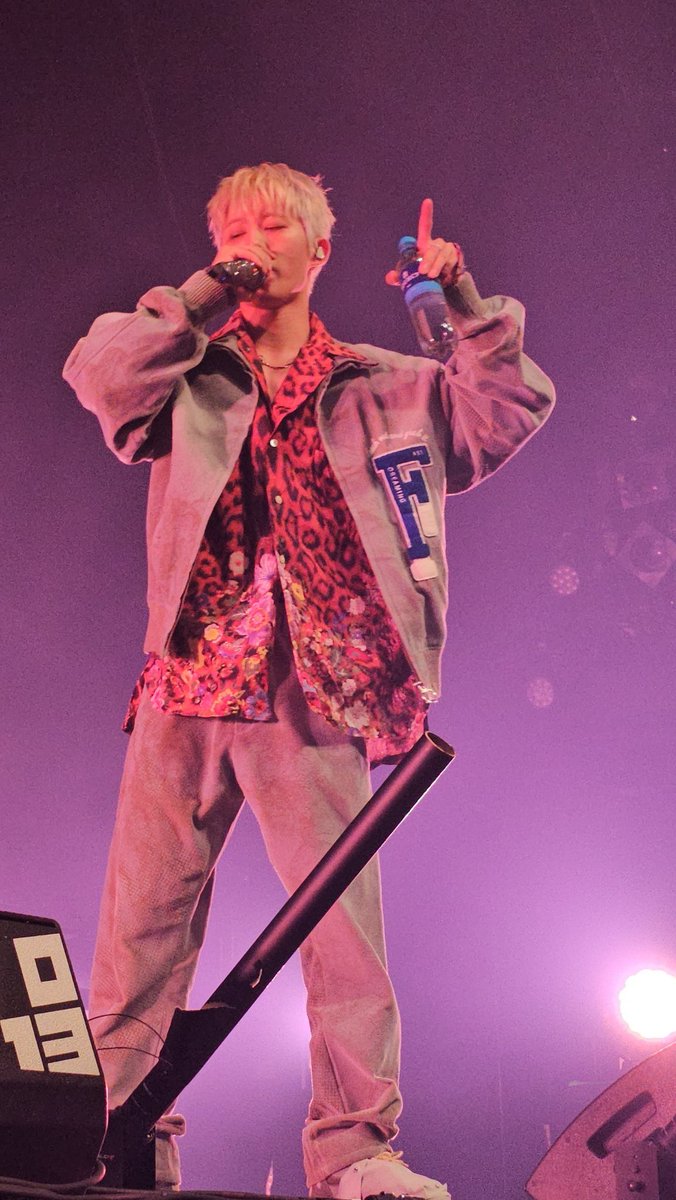 tbvhanbin's tweet photo. HOW DID THIS OUTFIT TRANSITION HAPPEN 😳

#HYPEUPinTILBURG https://t.co/b3GqQS0Dlg