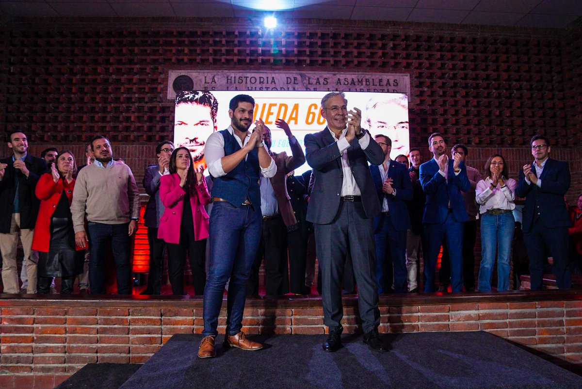 Daniel_3Almeida's tweet photo. Lanzamiento de la Lista 600 En Montevideo...
Una vez más la casa del Partido Colorado se lució con alegría y entusiasmo.
El Cariño de la Gente nos impulsa y nos da Fuerza para seguir creciendo.@RobertSilvaUy
@AndresOjedaOk
La Opción Batllista y Renovadora.
#La600 #ojeda600 https://t.co/xVOIvXROKP