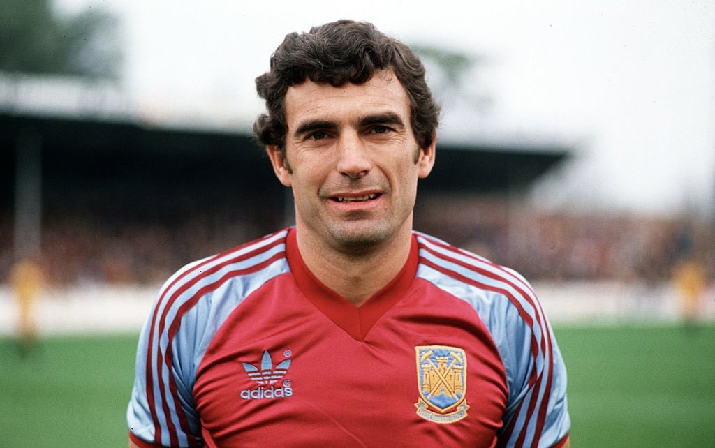 voltasport's tweet photo. 🎂 7️⃣6️⃣ Trevor #Brooking 
Cumple 76 años el exjugador inglés que realizó casi toda su carrera en el West Ham United (1967/84), club con el que logró 1 FL Second Division 1980/81, 2 FA Cup: 1974/75, 1979/80 y 1 subcampeonato de Recopa 1975/76, disputó 647 partidos con los Hammers. https://t.co/gMCaBnKjVV