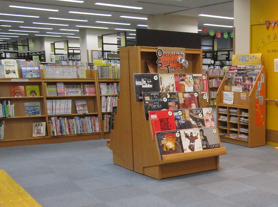 toyonaka_kyoiku's tweet photo. 10月の高川図書館は、“レコード”の特別展示をしています♪
映画、ドラマ、ミュージカルのオリジナルサウンドトラックを揃えていて、視聴も貸出もOK! 芸術の秋――高川図書館でお気に入りの一曲に出会いませんか？
お問合せ：高川図書館 6336-6901
＃読書振興課 ＃とよなか音楽月間 ＃レコード https://t.co/ek9kVSyCxD