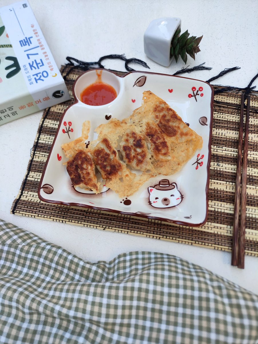 Catatan_ali7's tweet photo. Ada temen minta tolong bantu jualin karna lagi BU buat bayar kuliah

Pengiriman dari klaten,baru bisa JABODETABEK

GYOZA isi 12 (saus+chilli oil) 35k
CIRENG AYAM isi 6,15k 

Packing vacum + thermapack

@Mdy_Asmara1701 @RaniKancana @BosPurwa @budibongg @axdwin @_memoryusang https://t.co/Ga4ql184y6