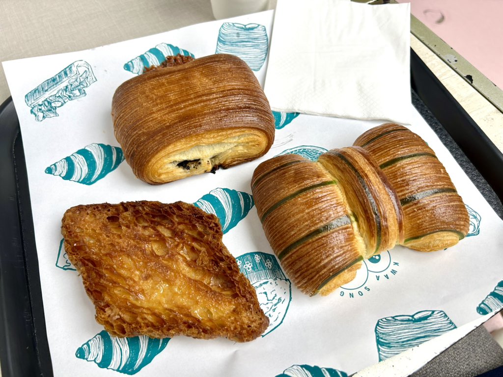 Etsuma2's tweet photo. ローカルの友人に薦めてもらったクロワッサン専門店Kwaasong Bakeshopにやって来ました🥐ランチタイムにオフィスワーカーで賑わうBoat Quayにこのようなベーカリーがあるとは知りませんでした。

https://t.co/G4OpST93z9

イートインスペースは店内は殆ど無く、屋外にだけテーブル席があります。商品は15〜16種類のクロワッサンのみで、コーヒーなどのドリンクメニューも注文できます。

クロワッサンにそんなに差なんてないだろう…と思う方、ぜひ試してください。こんなに丁寧なサクサクレイヤー、他には無いと思います✨

#シンガポール
#フード
#飲食