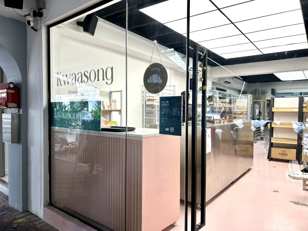 Etsuma2's tweet photo. ローカルの友人に薦めてもらったクロワッサン専門店Kwaasong Bakeshopにやって来ました🥐ランチタイムにオフィスワーカーで賑わうBoat Quayにこのようなベーカリーがあるとは知りませんでした。

https://t.co/G4OpST93z9

イートインスペースは店内は殆ど無く、屋外にだけテーブル席があります。商品は15〜16種類のクロワッサンのみで、コーヒーなどのドリンクメニューも注文できます。

クロワッサンにそんなに差なんてないだろう…と思う方、ぜひ試してください。こんなに丁寧なサクサクレイヤー、他には無いと思います✨

#シンガポール
#フード
#飲食