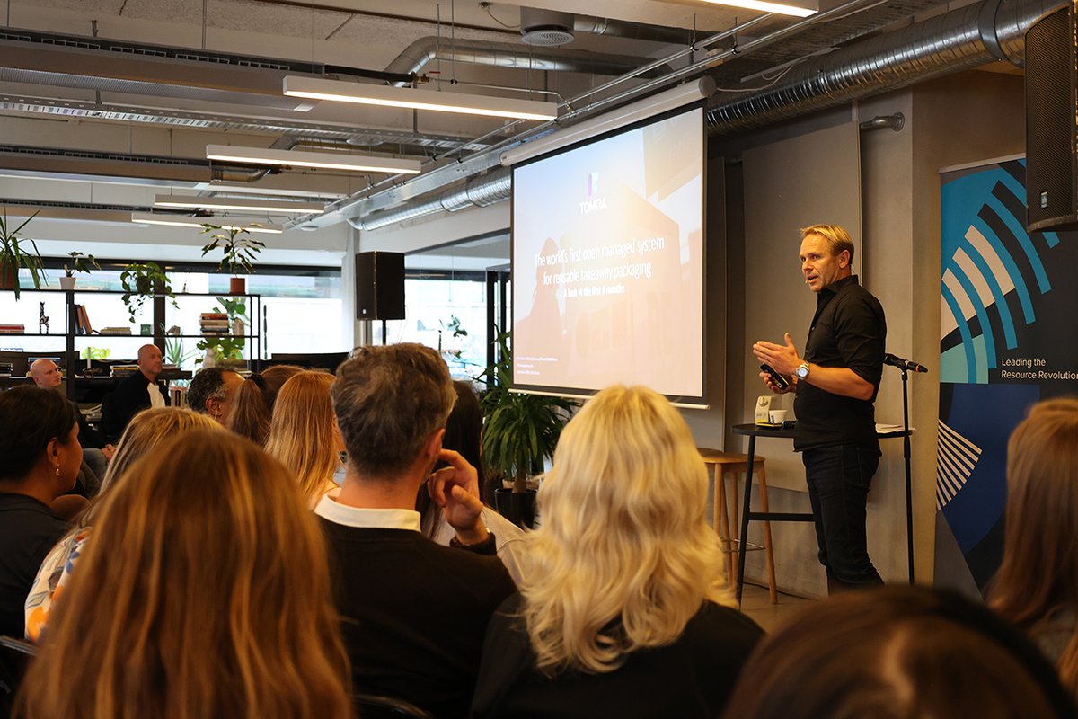 TOMRAGroup's tweet photo. 💡 How can reusable packaging cut waste daily? At Oslo Innovation Week, TOMRA explored this and more. Catch the event recap here: https://t.co/qXwUEVoTz2 https://t.co/ZxCtaFkOpO