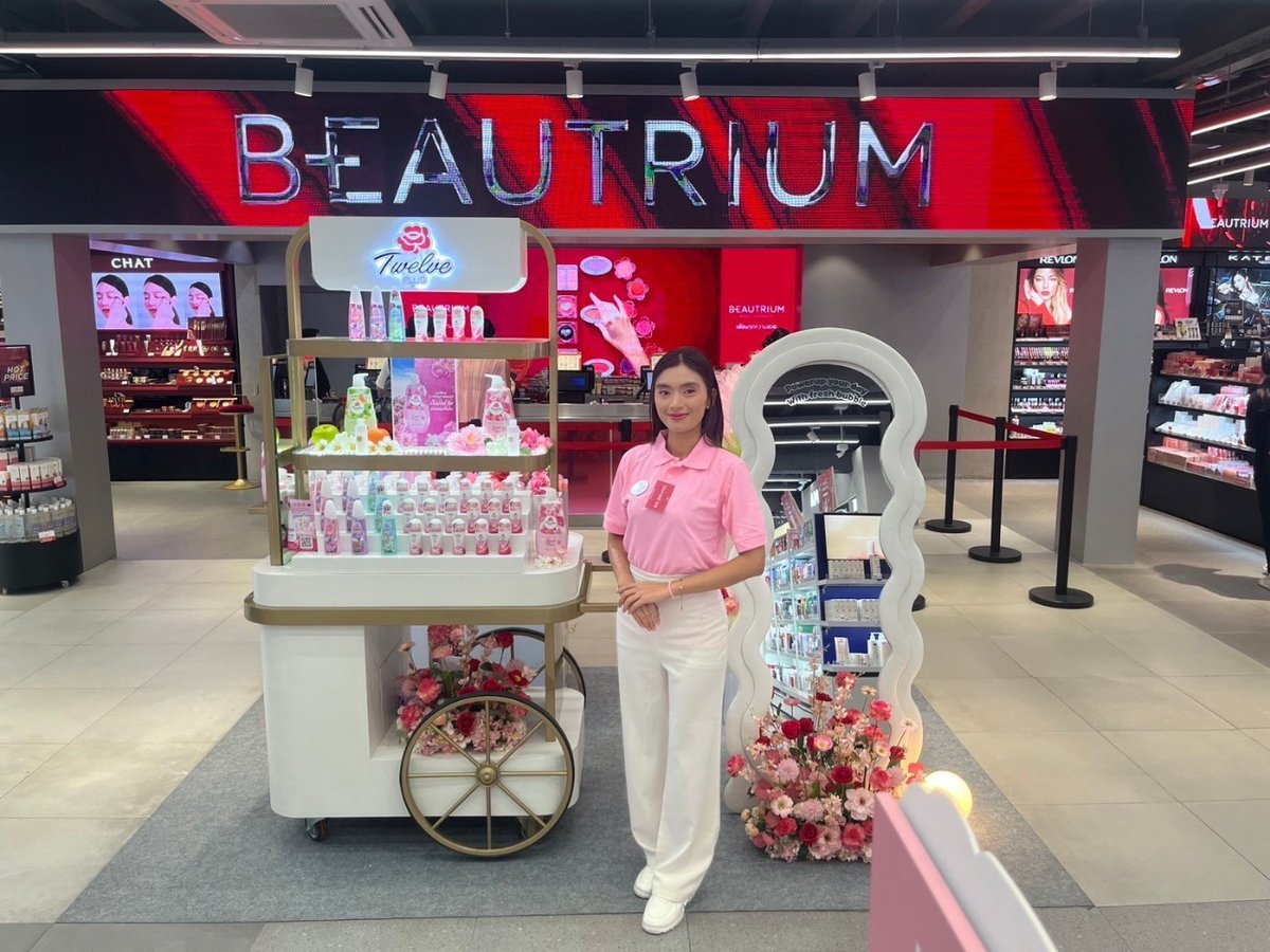 TwelvePlusTH's tweet photo. มีข่าวดีมาบอก! #TwelvePlus มีโปรโมชั่นสุดคุ้มเฉพาะ #theBEAUTRIUM สาขาสยามสแคว์ เพียงซื้อสินค้า TwelvePlus และ Exit ครบ 399 บาท นำมาแลกรับกระจกสุดน่ารักที่บูธได้ฟรี 2 - 8 ต.ค. นี้เท่านั้นนะ
#TwelvePlusxThomasKong
#BabiMildxThomasKong
#thomaskong
#ผิวสวยหอมพร้อมเจอโทมัสก้อง https://t.co/19OzaveqN9