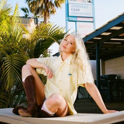 thrilledddddd to let everyone know “twice” will be out on October 15 🫢🫢😌 you can pre-save now, just head to the link in my bio! 
#NewProfilePic #newmusic #countrymusic #saraberki #twice