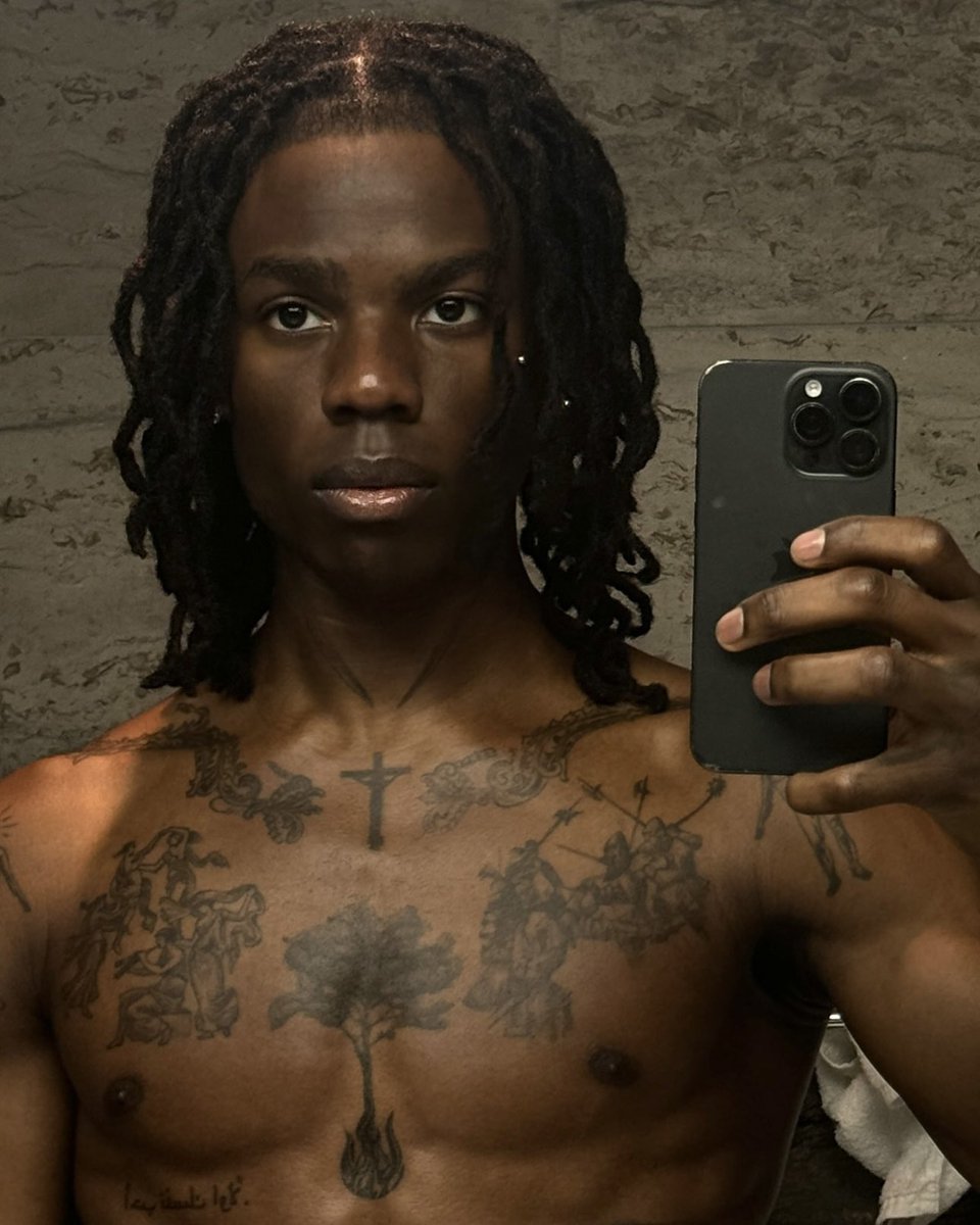 heisremanewss's tweet image. a god.