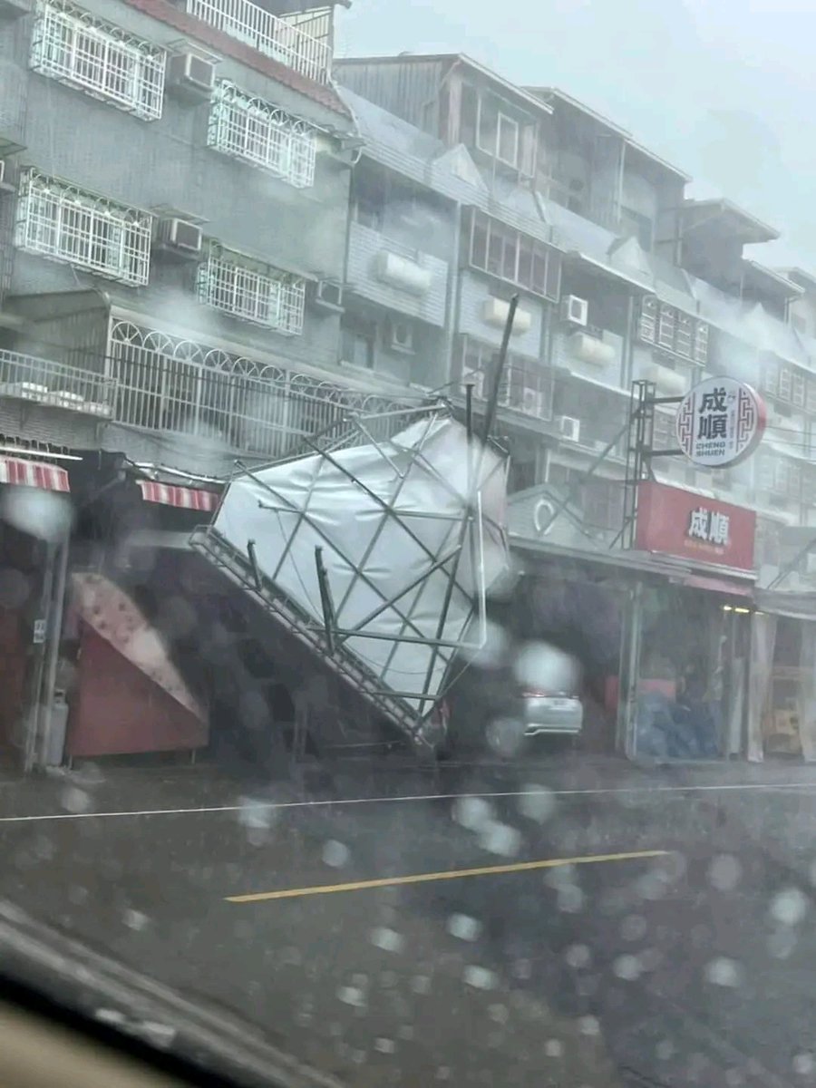 Kiranjoshi900's tweet photo. 😱😱😱
#Kaohsiung #DamageReport due to #Typhoon #JulianPH / #Krathon
The storm is still slamming #Kaohsiung City but there are now nuemorus reports of damages and trees uprooted due to the strong winds brought by the Typhoon.
#Typhoon
#TyphoonKrathon #Taiwan https://t.co/kxwikTV96g