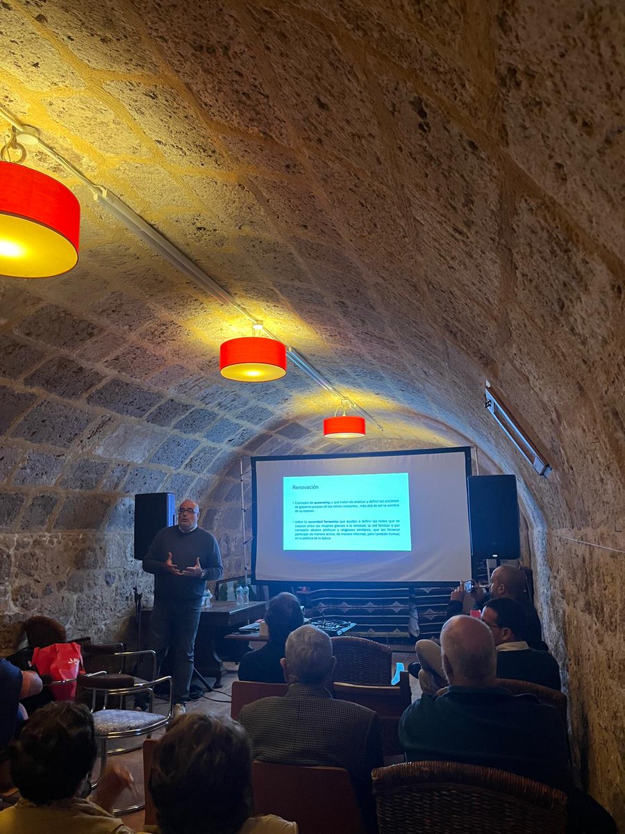 📢👑

🔙 Repasamos el seminario "La vida cotidiana en los espacios fortificados desde una perspectiva multitemporal (...)".

🎙️ Félix Labrador

💬 "El control de la Casa de las Reinas consortes a través de la fijación de sus Etiquetas en la Monarquía Hispana durante el siglo XVI"