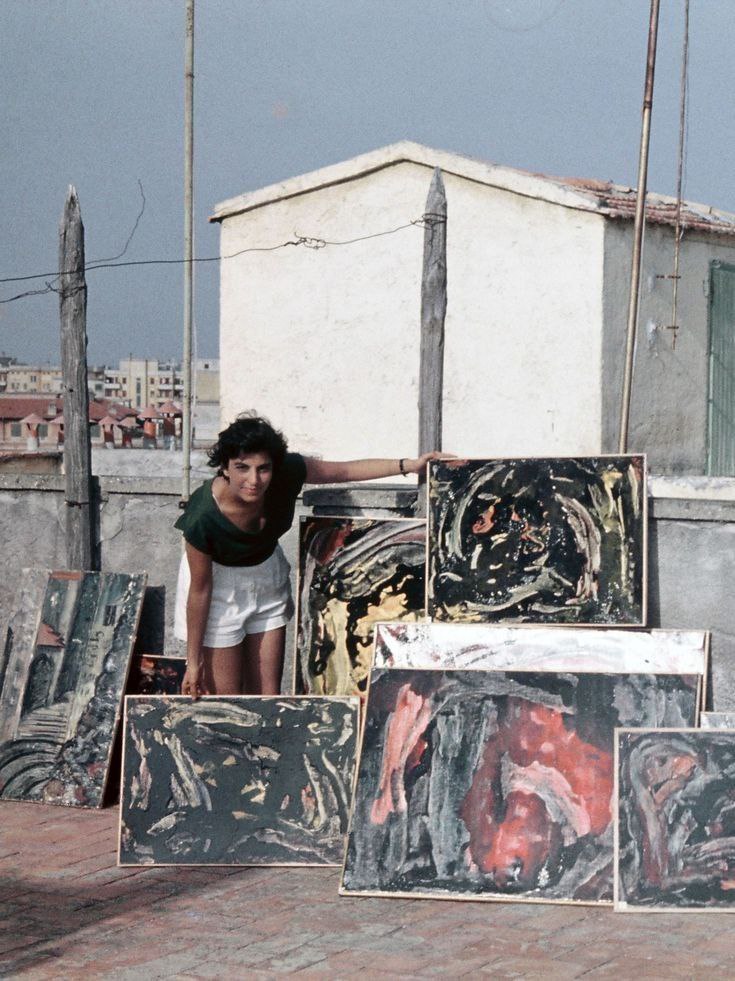 بهجت صدر نقاشی‌هایش را بر پشت‌بام خانه‌اش به نمایش می‌گذارد.

#بهجت_صدر