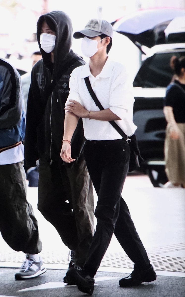 msiakpopfans's tweet photo. [📸] 241003 ICN ✈️ KUL

DAY6 at Incheon International Airport, heading to Malaysia for the highly anticipated DAY6 3RD WORLD TOUR <FOREVER YOUNG> in KUALA LUMPUR 🇲🇾

Cr: _zombie_day, lovemypocketboy, FlipFlop0428 & 825dowxxn

#DAY6 #데이식스 @day6official #SUNGJIN #성진 #WONPIL #원필 #YoungK #영케이 #DOWOON #도운 #DAY6inKL #DAY6inMY