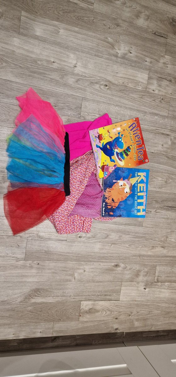 GlowwormsStF's tweet photo. Time to get your bright clothes on ready for Thankful Thursday! It's pizza 🍕 for lunch 😋 https://t.co/mk3fKktco3