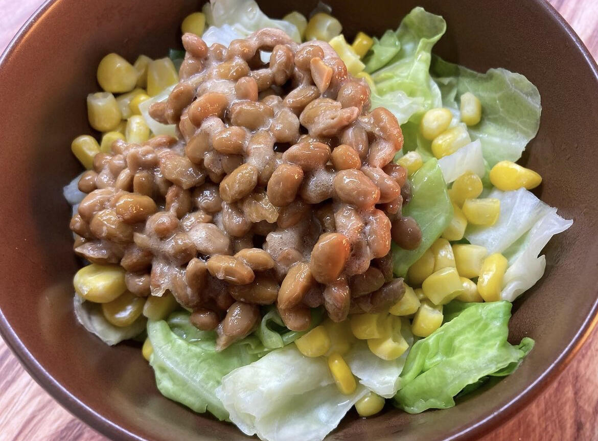 納豆は大豆を発酵させて作られる食品で、独特の匂いと表面のネバネバした食感が特徴です。 納豆は日本の朝食によく使われる食材ですが、納豆を好まない日本人もたくさんいます。🤣