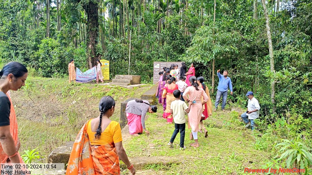 ZP_Chikmagalur's tweet image. ಚಿಕ್ಕಮಗಳೂರು ಜಿಲ್ಲೆಯ ಶೃಂಗೇರಿ ತಾಲೂಕಿನ ಧರೆಕೊಪ್ಪ ಗ್ರಾಮ‌ ಪಂಚಾಯಿತಿಯಲ್ಲಿ ಸ್ವಚ್ಛತೆಯಡೆಗೆ ದಿಟ್ಟ ಹೆಜ್ಜೆ ಕಾರ್ಯಕ್ರಮದ ಅಂಗವಾಗಿ ನರೇಗಾ ಯೋಜನೆಯಡಿ ಅಭಿವೃದ್ಧಿ ಪಡಿಸಿದ ಜಲಮೂಲಗಳನ್ನು ಸ್ವಚ್ಛಗೊಳಿಸಲಾಯಿತು. ಈ ಸಂದರ್ಭದಲ್ಲಿ ಬೂದು ನೀರು ನಿರ್ವಹಣೆಯ ಬಗ್ಗೆ ಅರಿವು ಮಂಡಿಸಲಾಯಿತು.

@MgnregsK 
#swach