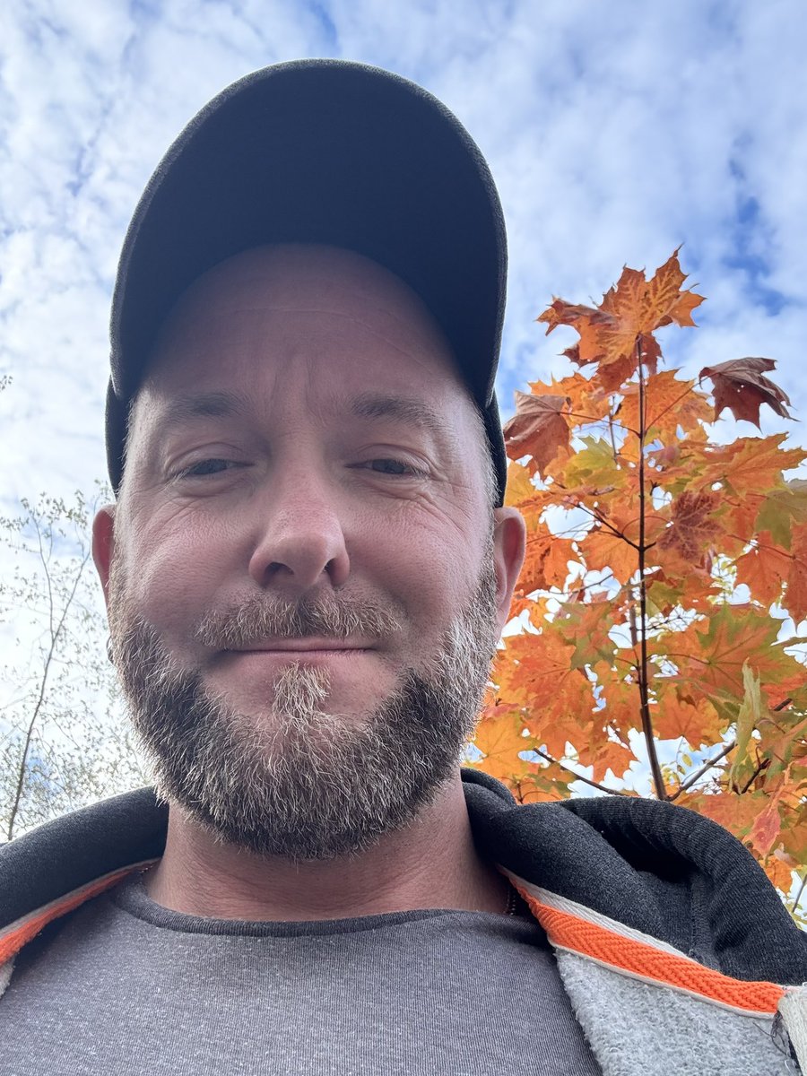 OtterDaddy80's tweet photo. I do like the autumn colours! Happy Thursday 😊🦦 https://t.co/bnEgXE7L2J