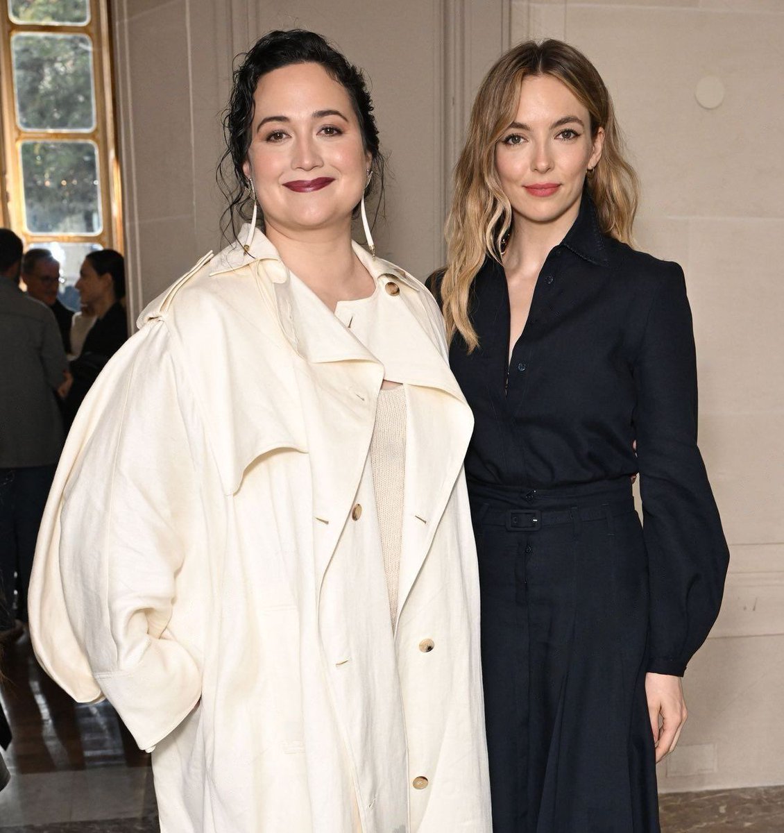 glittermagazine's tweet image. Lily Gladstone and Jodie Comer were serving looks at the Gabriela Hearst show in Paris—style icons in sync.

#LilyGladstone #JodieComer #GabrielaHearst
