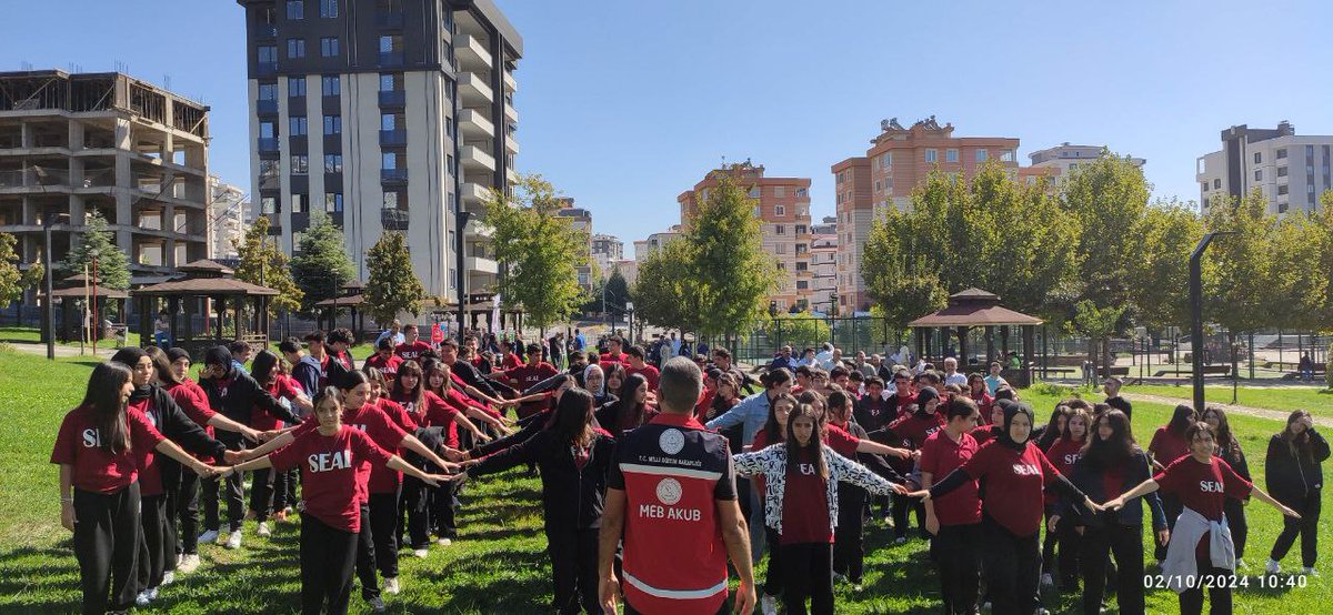 ''3-4 Ekim Dünya Yürüyüş Günü'' Etkinlikleri kapsamında Onikişubat İlçe Sağlık Müdürlüğü çalışanları,ve yönetici kadrosu ile Müdürlüğümüze bağlı okullarımızdan öğrenci ve öğretmenlerimizin katılımıyla yürüyüş gerçekleştirildi.<a href="/tcmeb/">Millî Eğitim Bakanlığı</a> <a href="/Yusuf__Tekin/">Yusuf Tekin</a>  <a href="/mebisgb/">İşyeri Sağlık ve Güvenlik Birimi Daire Başkanlığı</a> <a href="/ozkan_meb/">Özkan AVCI</a> <a href="/kmarasilmem/">Kahramanmaraş İl Millî Eğitim Müdürlüğü</a>