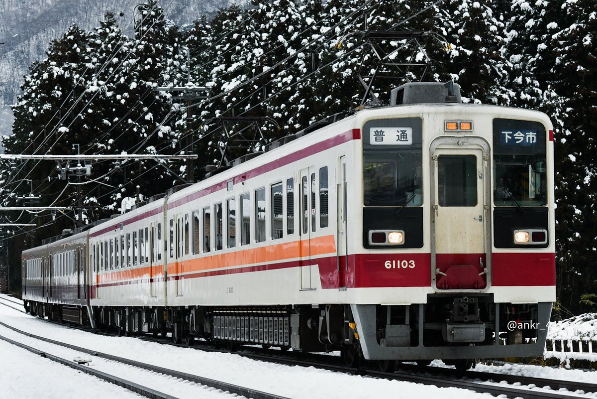 ankr_447's tweet photo. 野岩鉄道6050型61103F
1枚目は霜取りパンタ増設前の姿。
今後もやがぴぃカーとして末長く活躍してほしい…！ https://t.co/bY3pnWPLuY