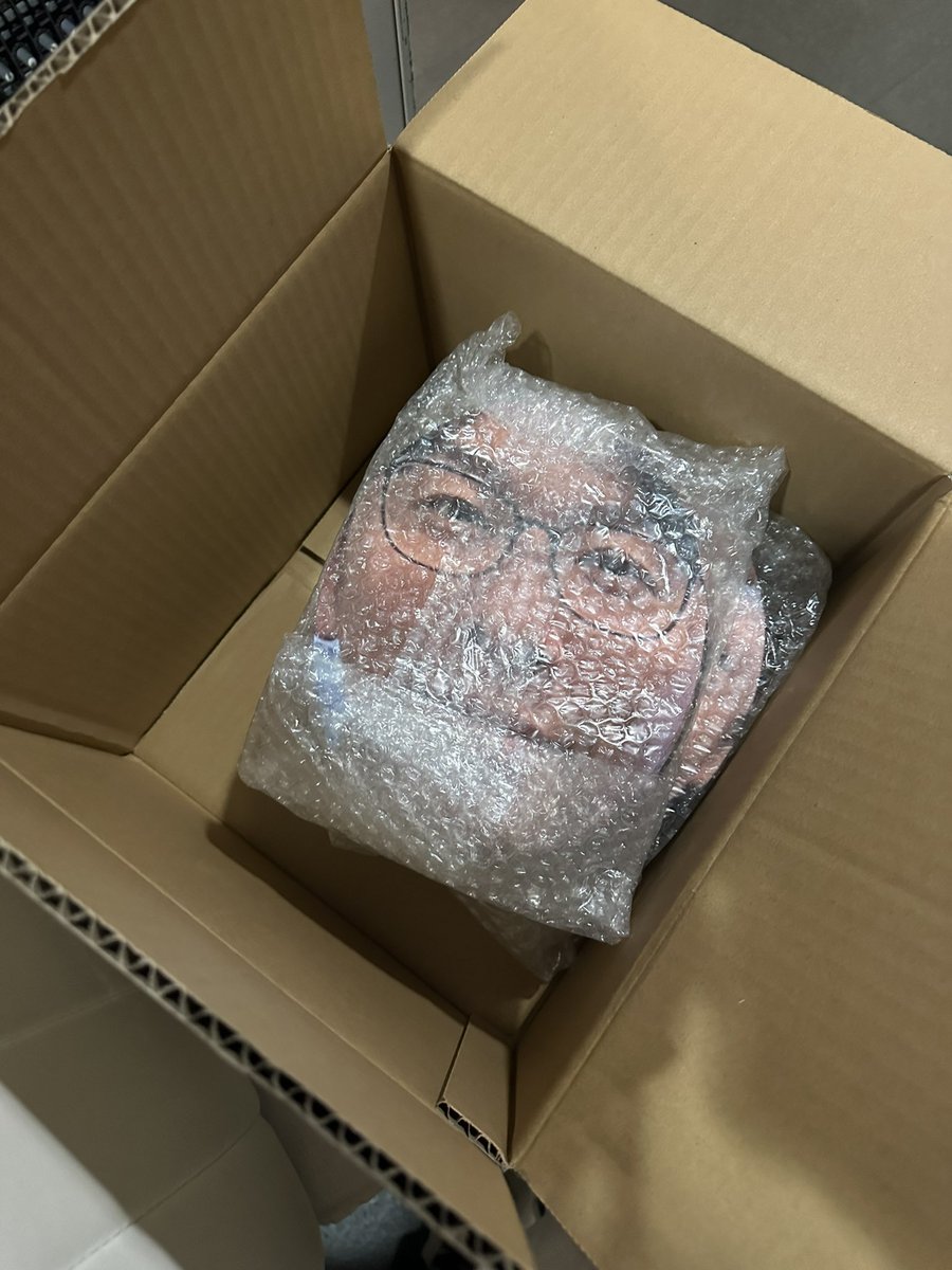 furushun's tweet photo. 今回も顔ハメパネルを作った!
2種類!
そう全てはあなたの笑顔のために!
鶴に囲まれてみるのもよし!!4人グループでハメてもよし!!もちろん顔のパーツもあるから何人からでも大丈夫!!
メンバーの顔を入れ替えてみても面白い!!
多分FOFTOOブースの近くにあるからハメてって!!
#鶴フェス https://t.co/nhlhBht1Bn