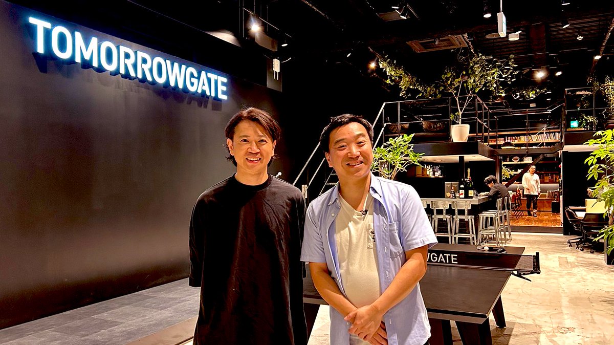 koheinishizaki's tweet photo. 月亭八光さんが「おもろい会社があるって噂を聞いてんけど」ってふらっとオフィスに入ってきて取材してくれました。ありがとうございます。 https://t.co/OlM4YzxUOT