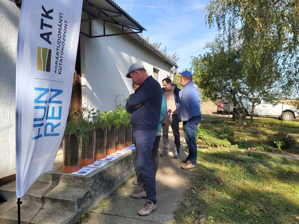 🌱🤎Regeneratív talajvédelmi technológiák bemutatója a Talajtani Intézet Kísérleti Telepén

📅2024. október 8
📌 Sárhatvan

🔜 Az esemény linkje:
fb.me/e/5neEfcj7p

📎 Részletek az alábbi linken
atk.hun-ren.hu/hu/regenerativ…

#regeneratívmezőgazdaság #HUNRENATK #TAKI