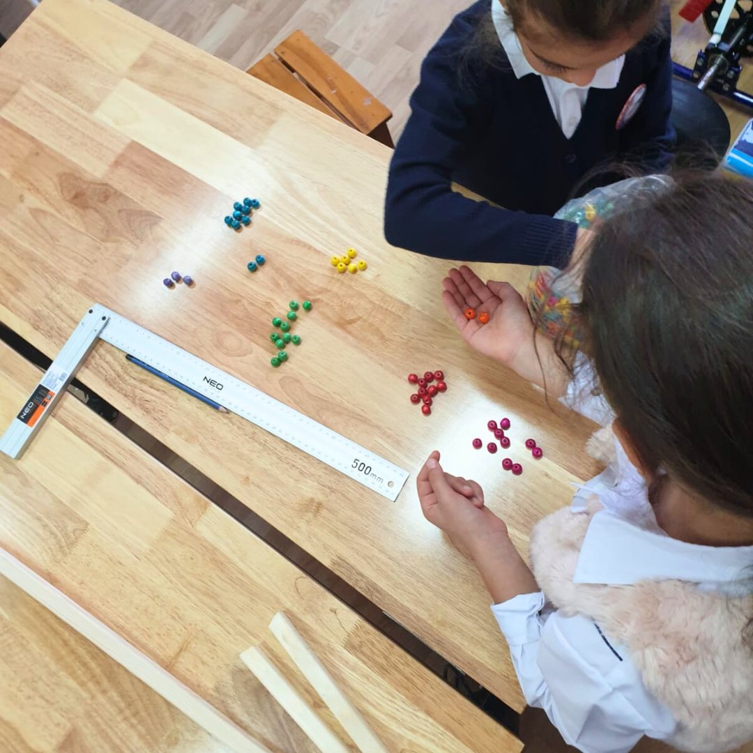 Știați că abacul este încă folosit și astăzi? 🤔 Copiii de la Clubul Copiilor Câmpina și-au construit propriul abac la #STEAMCLUBS. Proiectul este implementat de Asociația eematico și finanțat de Romanian-American Foundation și Fundația Bosch România.