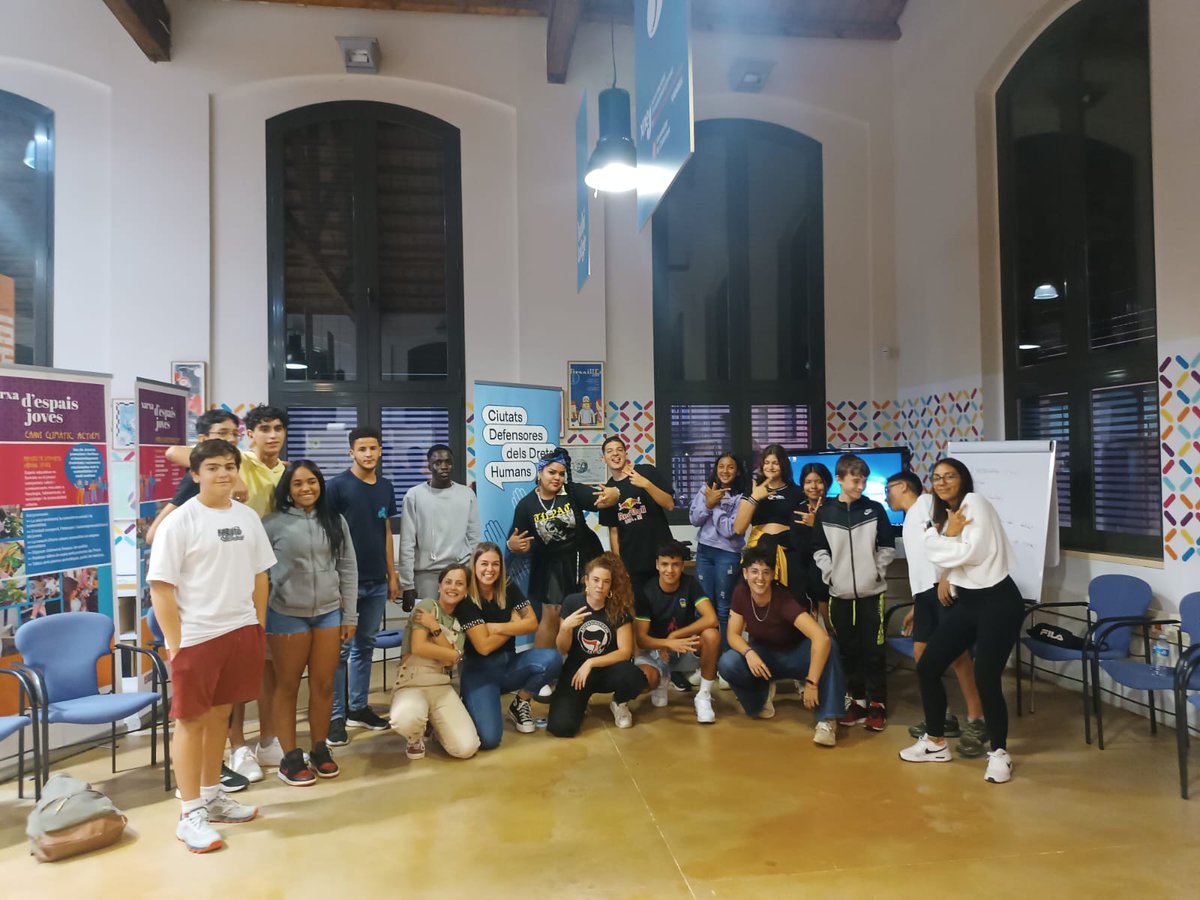sbddretscivils's tweet photo. ⭐️El passat dia 1 d'octubre, Millaray Collio, defensora i activista pels drets dels maputxes, i Bittah de Versembrant van fer una xerrada i taller de rap amb joves d'entre 12 i 18 anys de #Sabadell
En el marc de Ciutats Defensores dels Drets Humans
#Cooperació #DretsHumansSBD https://t.co/ThX0mW5V01