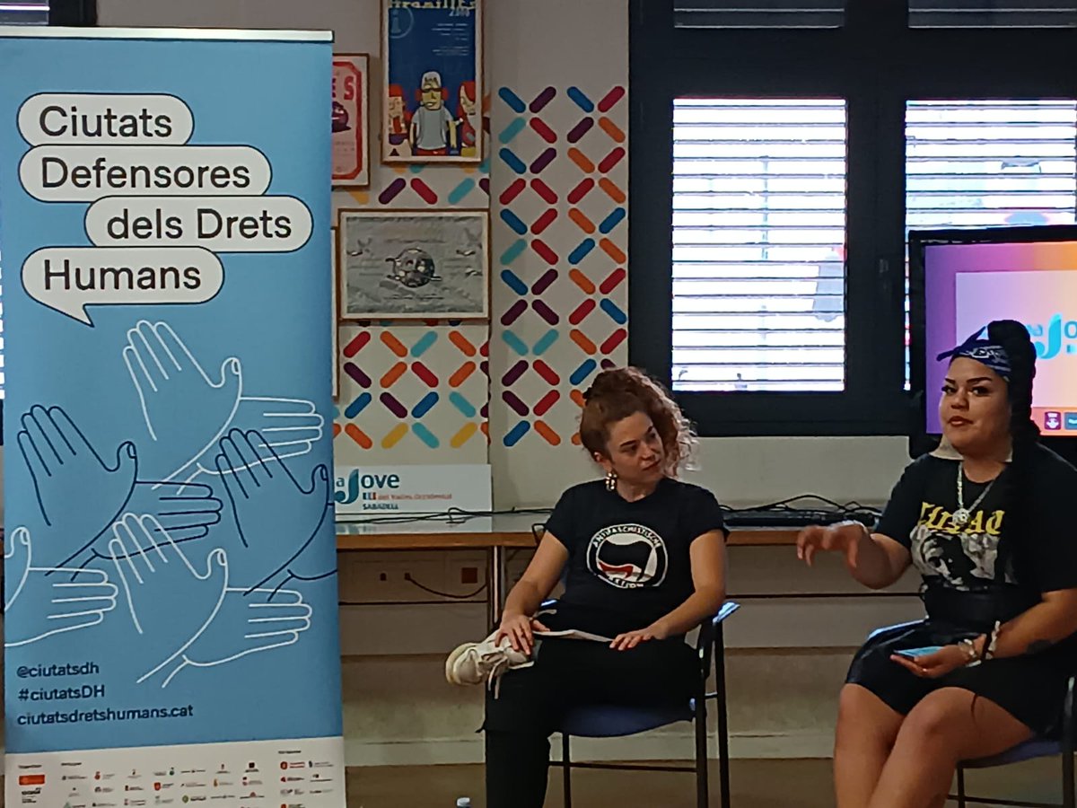 sbddretscivils's tweet photo. ⭐️El passat dia 1 d'octubre, Millaray Collio, defensora i activista pels drets dels maputxes, i Bittah de Versembrant van fer una xerrada i taller de rap amb joves d'entre 12 i 18 anys de #Sabadell
En el marc de Ciutats Defensores dels Drets Humans
#Cooperació #DretsHumansSBD https://t.co/ThX0mW5V01