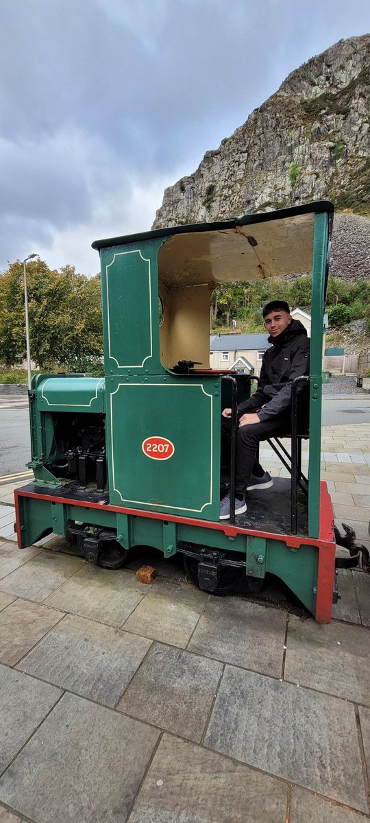 BCSchool1's tweet image. Yesterday, yr13 geographers investigated rural regeneration in both Blaenau Ffestiniog and Llanberis. Students also got to grips with using GIS for data collection and analysis, as well as getting a bonus exploration of Conwy. #lovelearninglovelife #fieldwork #geography