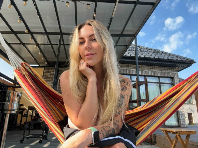 Chilling all natural in my backyard ? happy Thursday babes ? https://t.co/2glwSXIpgb