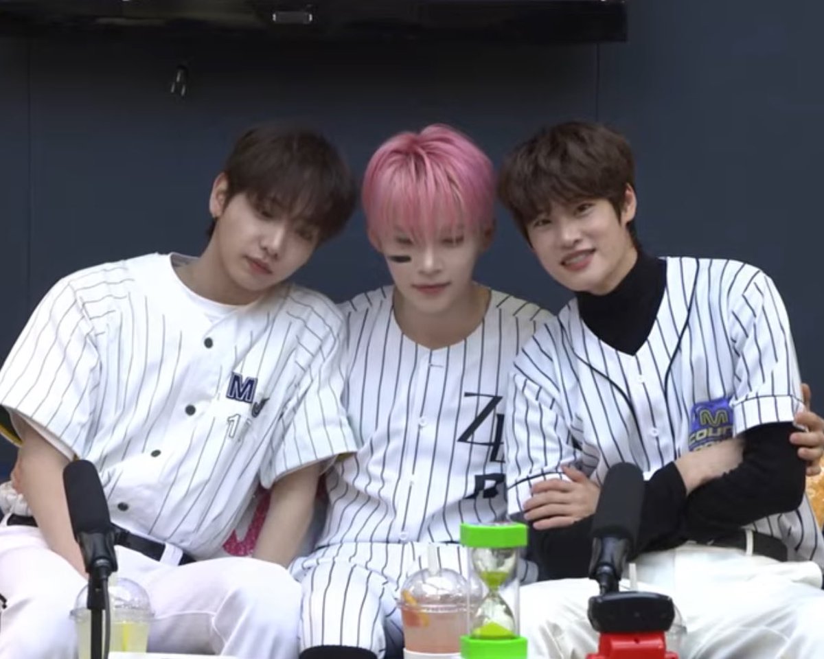 jaehynpics's tweet photo. a comment said they look like strawberry flavored oreo🥲 https://t.co/dYCQjG8e2v