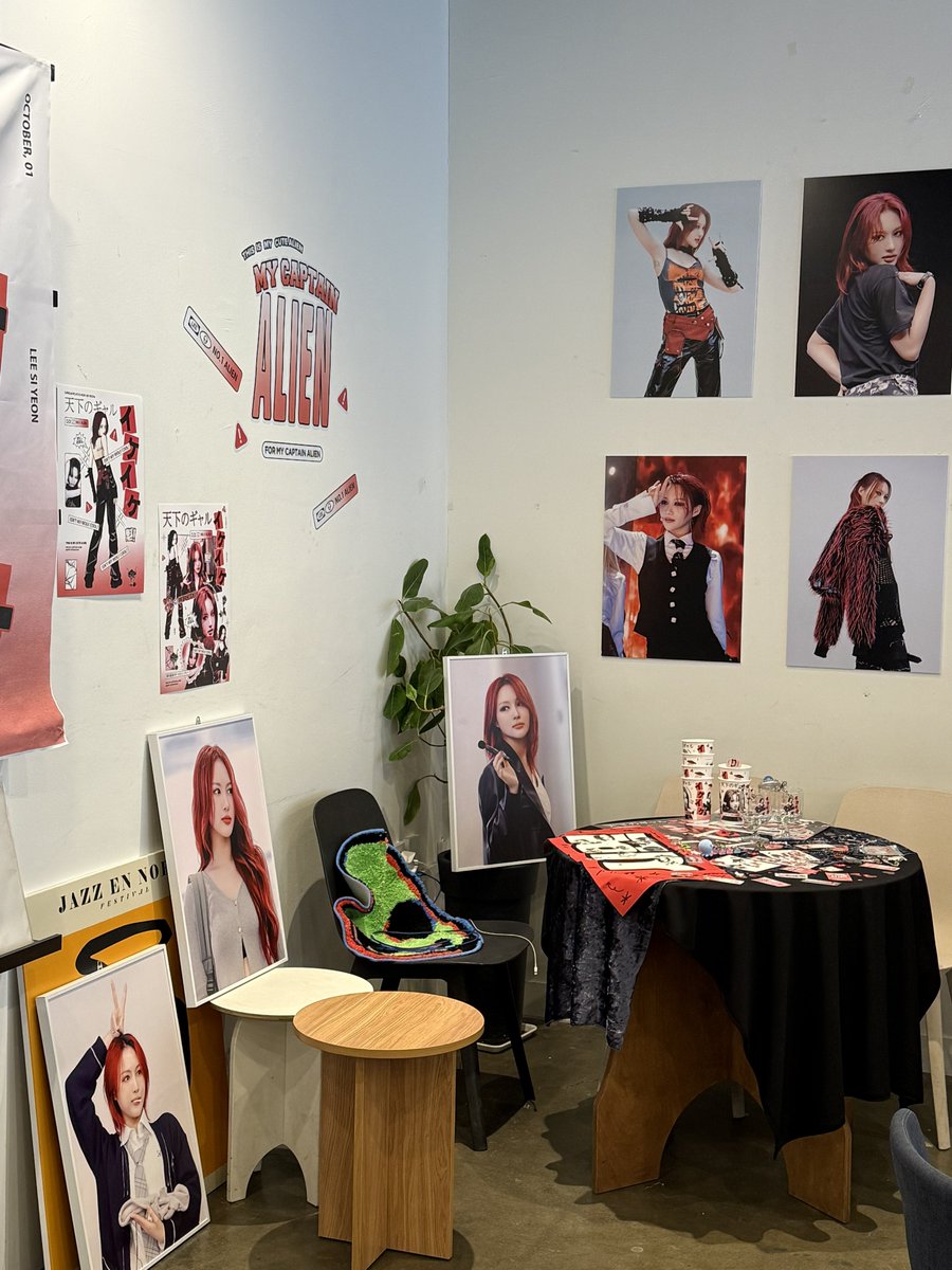 DC_Mydream's tweet photo. 시연이 생카 다녀왔어요~~ 진짜 .. 아름다움
레전드 너무 예쁘다 특전도 혜자 미침!!
너무 예쁘고 
눈호강 제대로 하고 갑니다 🎂🐺💙

#대원들은천하의왹왹대장만사랑해👾 https://t.co/1o4opdEfjN