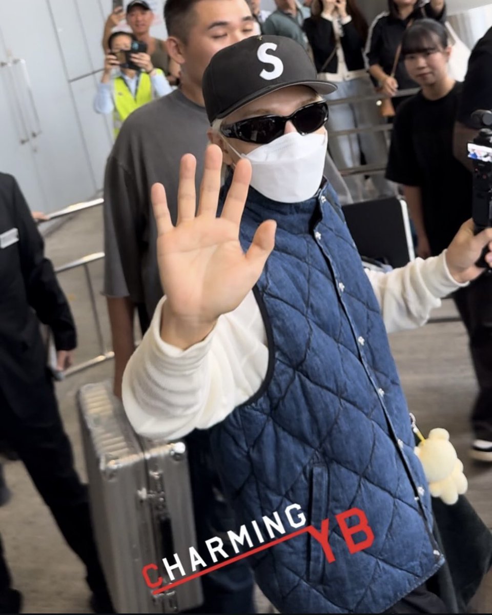 241003 Hong Kong Airport✈️
see you tmr🥹 <a href="/Realtaeyang/">TAEYANG</a>
#TAEYANG #태양