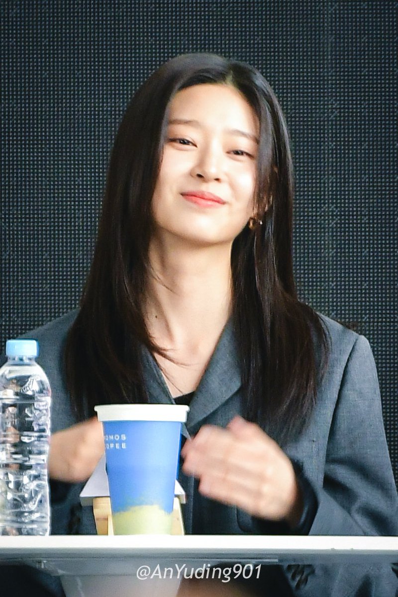 241003 Minju: 🤔☺️

#김민주 #민주 #MINJU 
<a href="/minju_official_/">김민주 KIM MIN JU</a>