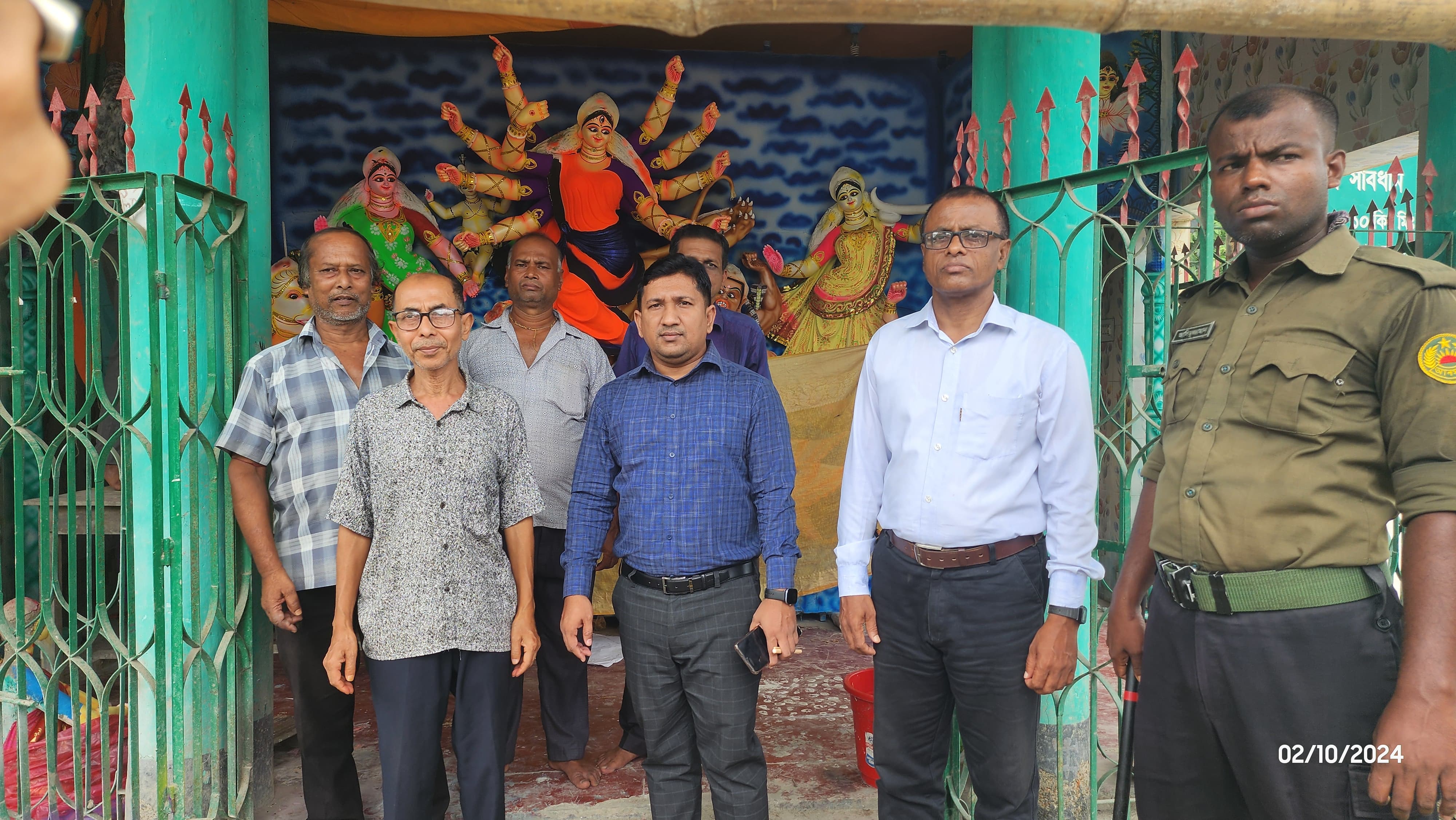 দেবহাটার ইউএনওর বিভিন্ন পুজা মন্ডপ পরিদর্শন ও বাজার কমিটির মনিটরিং অভিযান