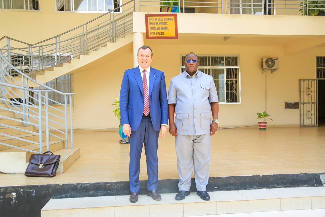 Incontro molto produttivo a Mwanza tra S.E. l’Ambasciatore Giuseppe Coppola e S.E. Said M. Mtanda, Commissario Regionale di Mwanza.