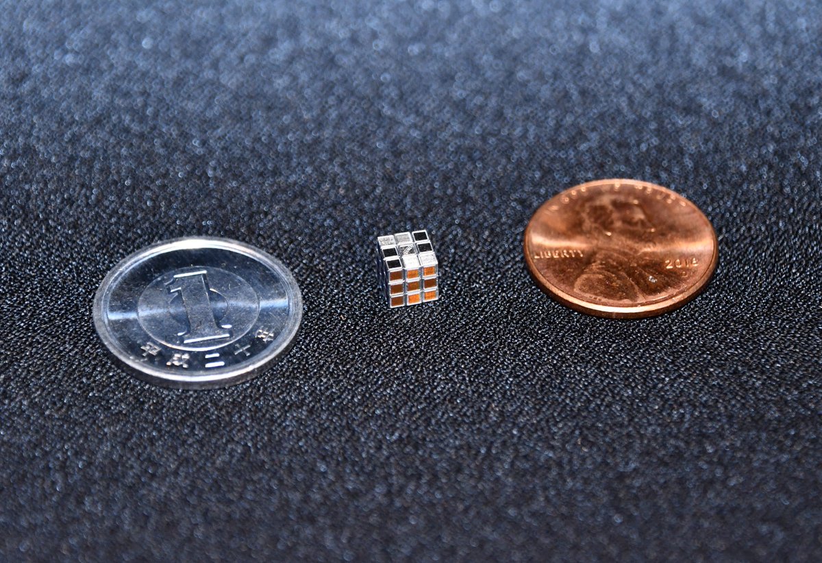 ギネス世界記録™　に『最小のパズルキューブ』として認定（2024年8月23日）、本日公式認定証が贈呈されました。

同モデルの「究極最小ルービックキューブ -0.50cm 超精密金属製」受注開始！！

1辺の大きさが約0.50cm、本体の各マスが約 0.16cm×0.16cm