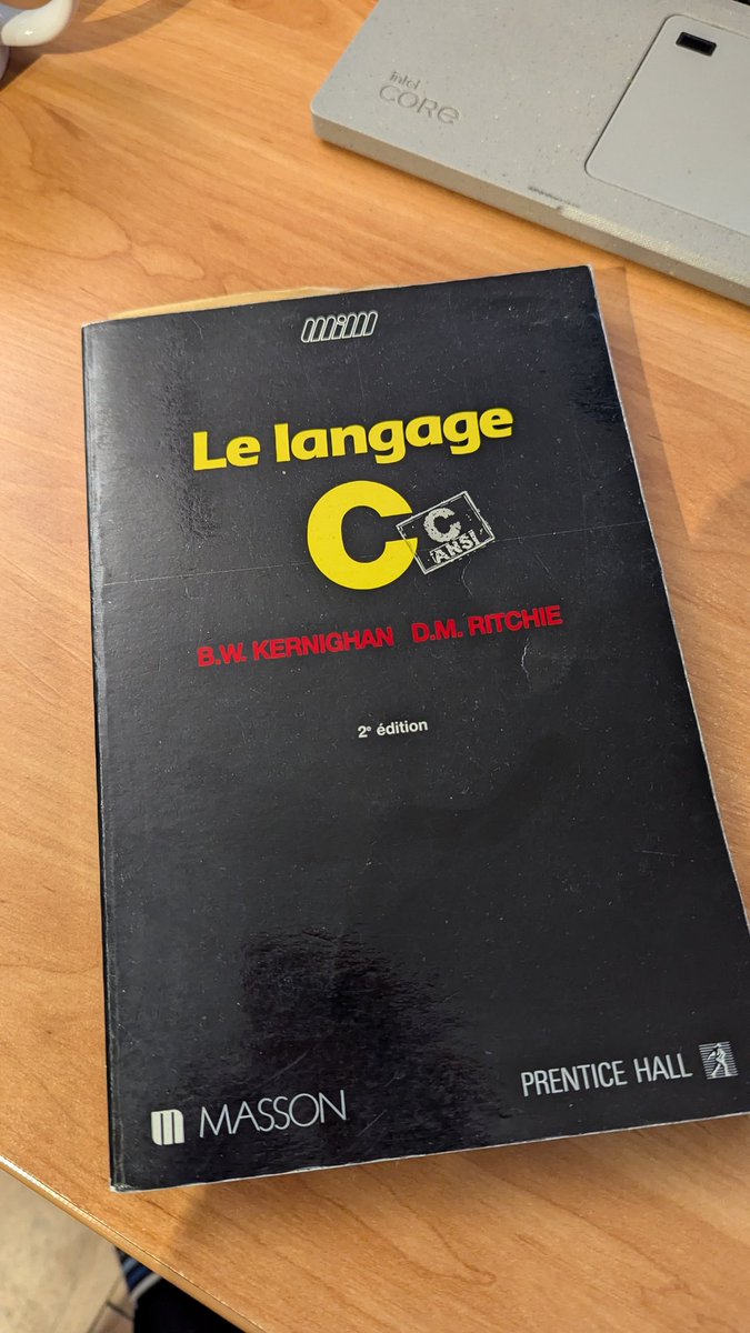 GregB502's tweet photo. Le langage c (1991) , traduction française du Kernighan &amp; Ritchie https://t.co/JR6sfSF9Bq